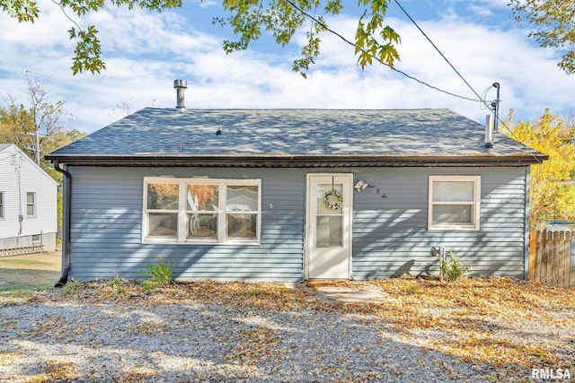 906 28 1/2 St, Bettendorf, IA 52722 - view of front of house featuring a shingled roof