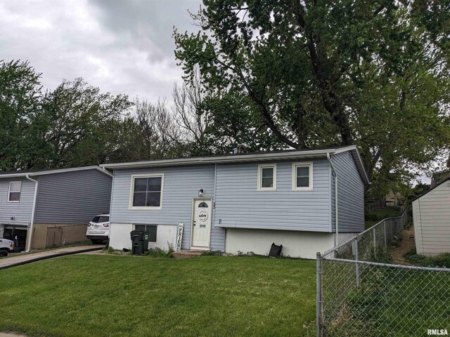 split foyer home with a front yard