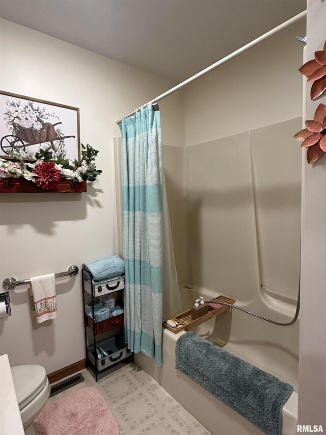 bathroom with visible vents, toilet, baseboards, and shower / bathtub combination with curtain