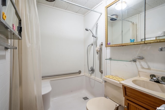 bathroom featuring a shower with shower curtain, vanity, toilet, and decorative backsplash