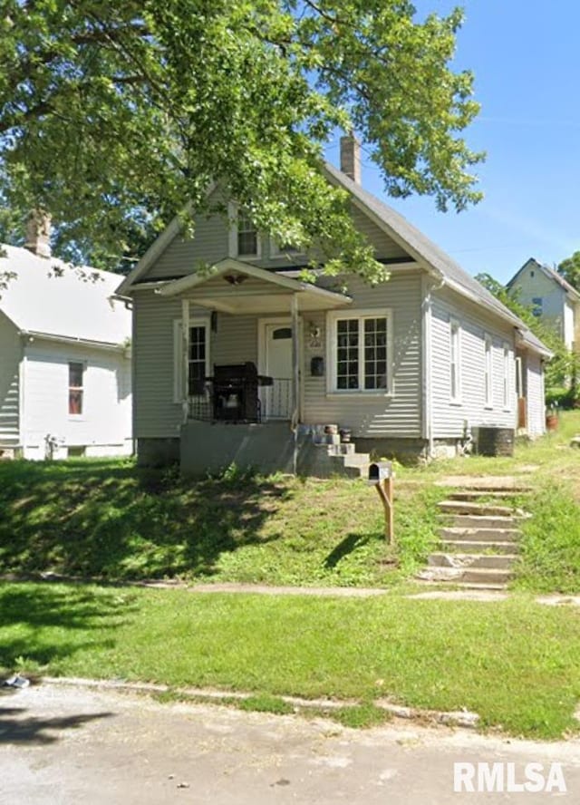 view of front of home with a front lawn