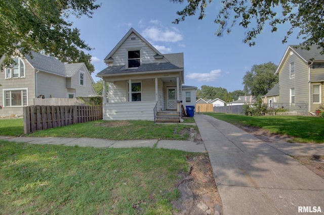 view of front of property featuring a front yard