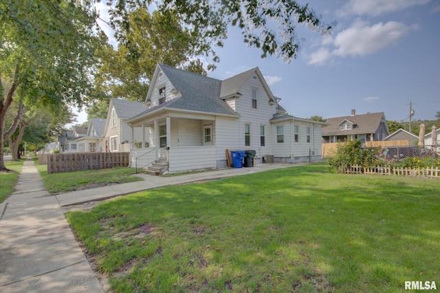 view of front facade featuring a front yard