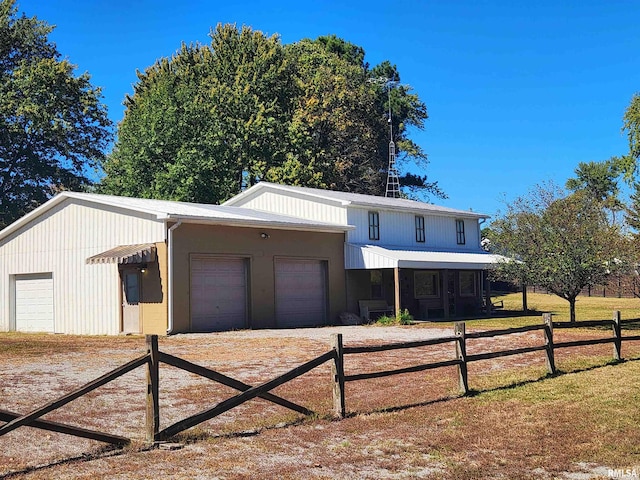 view of front of property featuring a front lawn and a garage