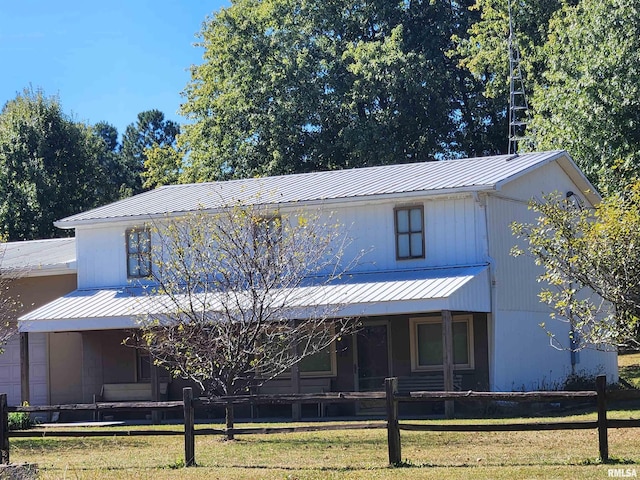 view of front facade with a front yard