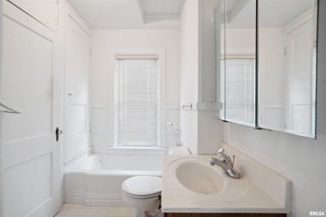 bathroom with a wealth of natural light, a washtub, vanity, and toilet