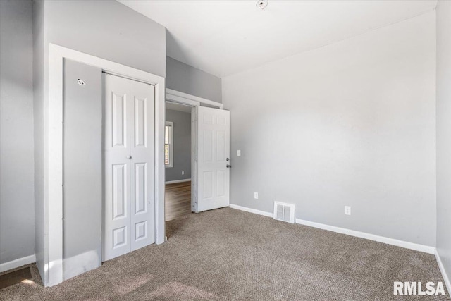 unfurnished bedroom featuring carpet flooring and a closet