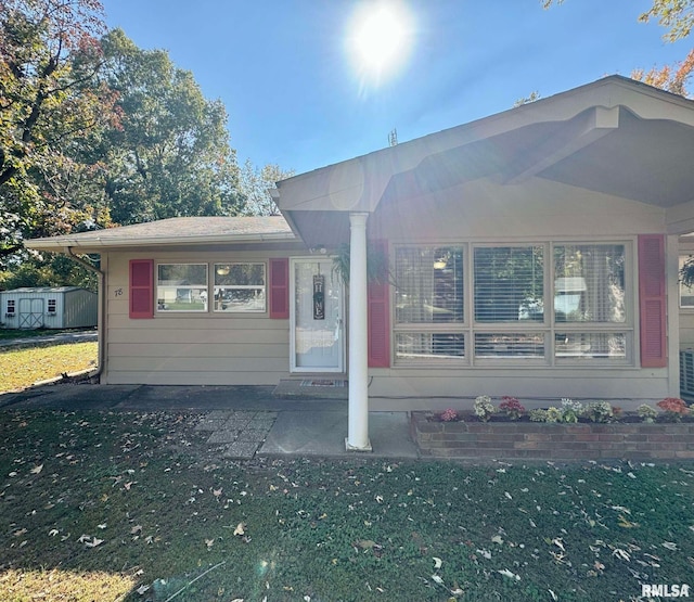 view of front facade featuring a front yard