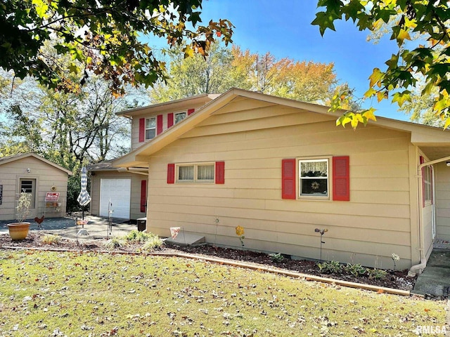 view of front of house featuring a patio area and a front yard