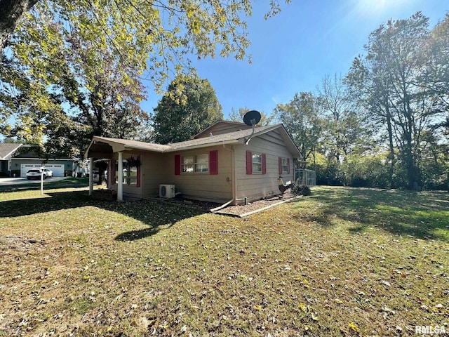 view of front of property featuring a front lawn