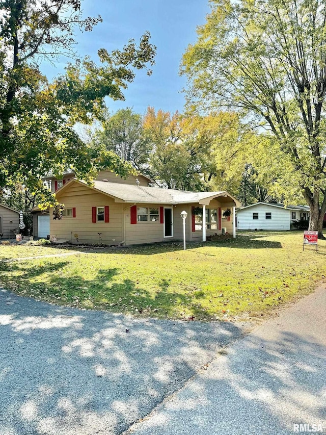 ranch-style house featuring a front yard