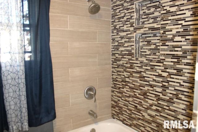 bathroom featuring shower / bath combo