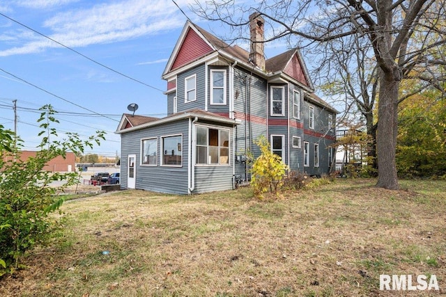 view of front facade with a front lawn