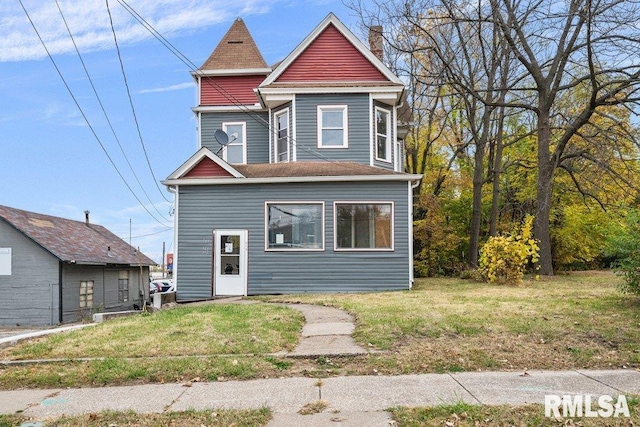 view of front of home with a front lawn