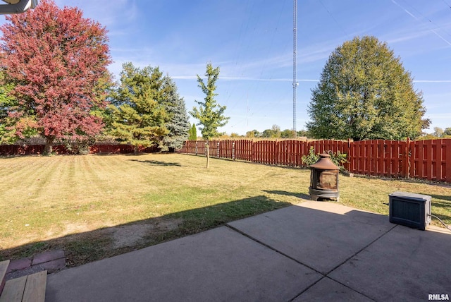 view of yard featuring a patio