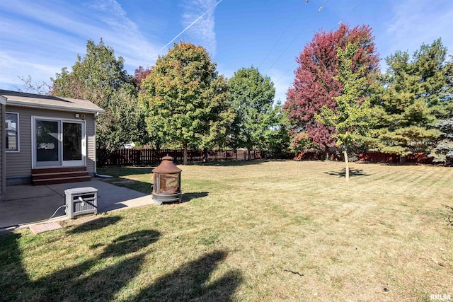 view of yard featuring a patio area