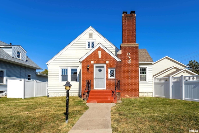 view of front of house featuring a front lawn