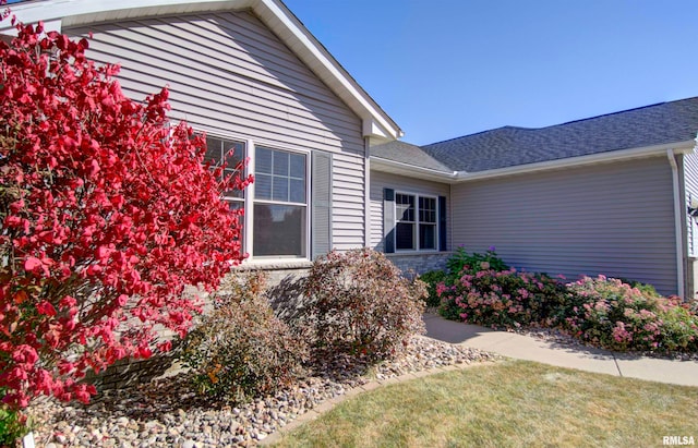 property entrance featuring a lawn