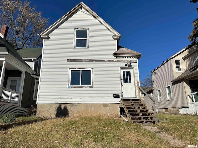 back of house featuring a yard