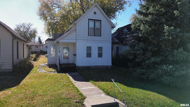 bungalow featuring a front lawn