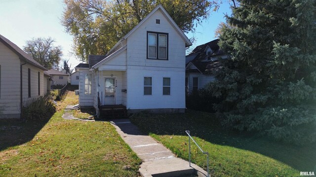 view of front facade with a front yard