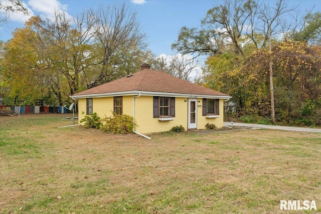 view of front of home with a front yard