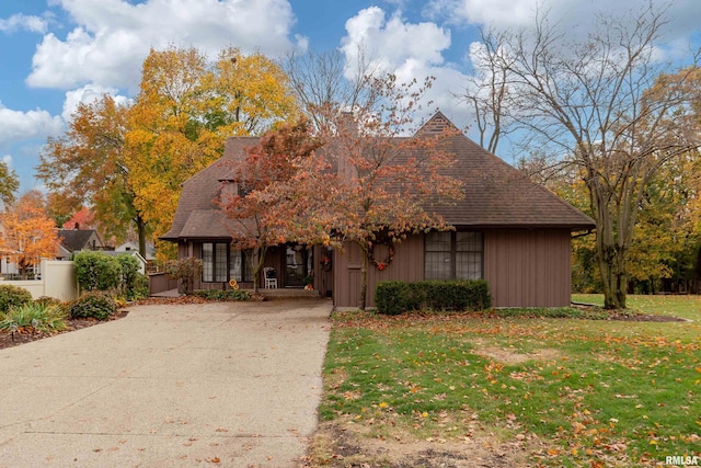 view of front of property featuring a front lawn