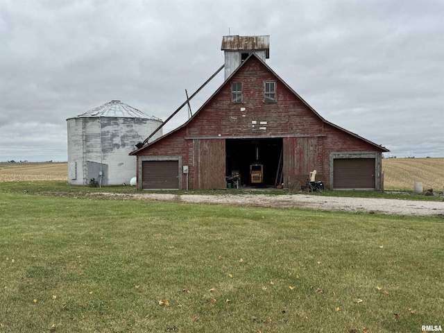 view of front of property featuring an outbuilding and a front lawn