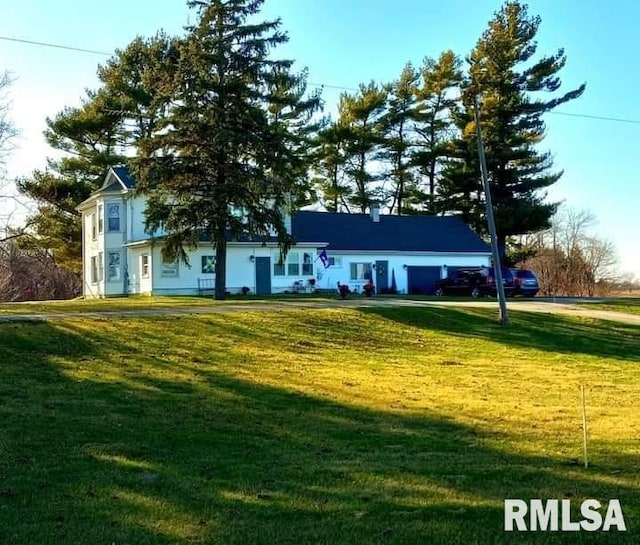 view of front of property featuring a front yard