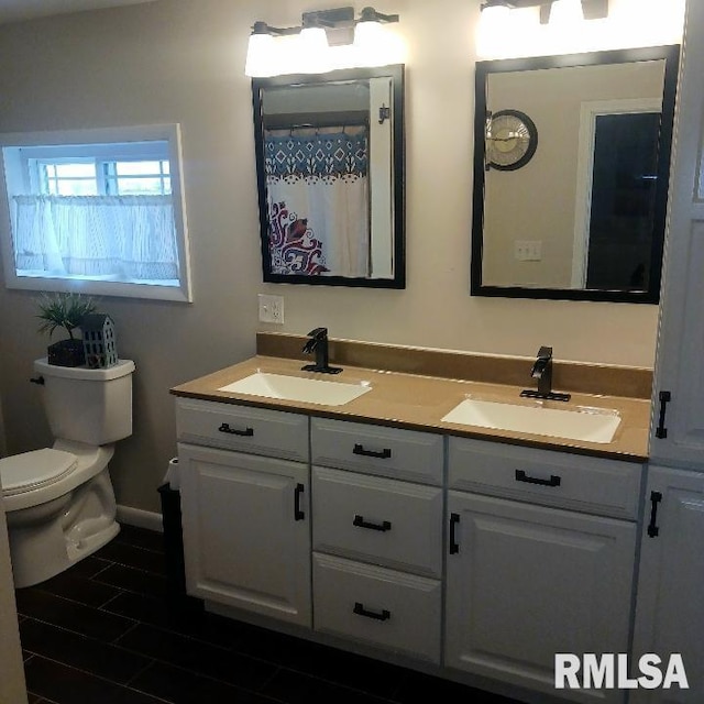 bathroom with toilet, a shower with curtain, and vanity