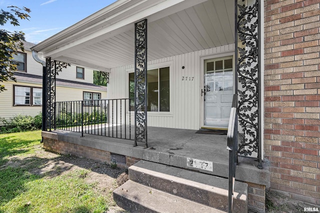 entrance to property featuring covered porch