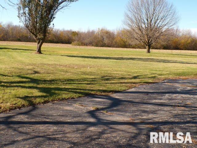 view of yard featuring a rural view