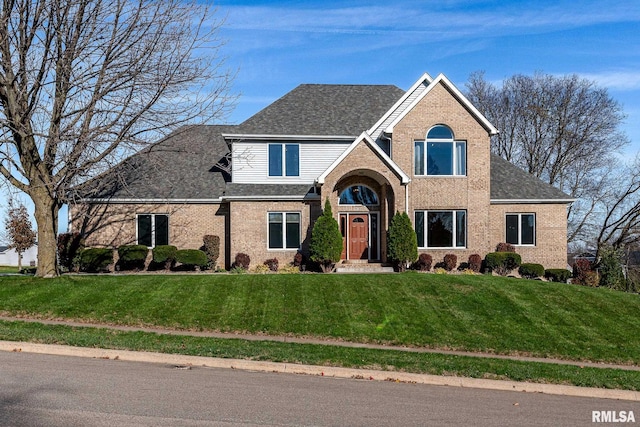 view of front property featuring a front yard