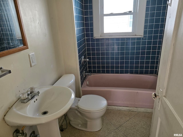 full bathroom with sink, tile patterned floors, toilet, and tiled shower / bath