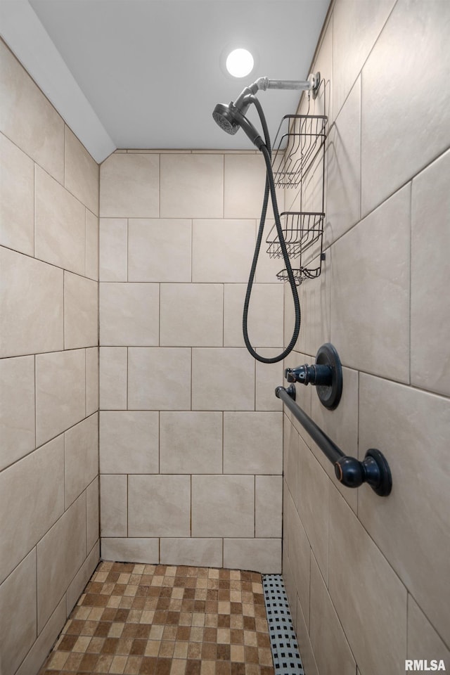 bathroom featuring tiled shower