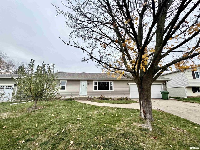 view of front of home featuring a front yard