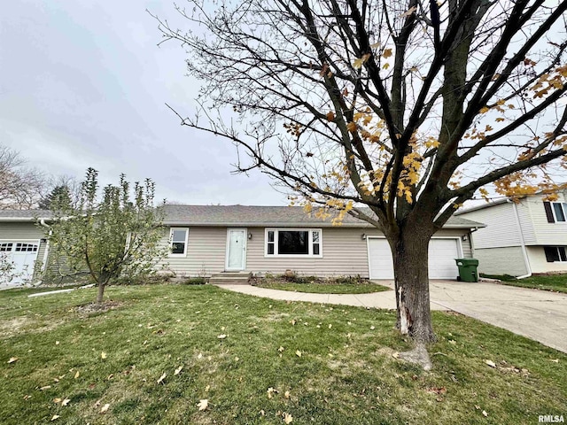 view of front of home featuring a front yard