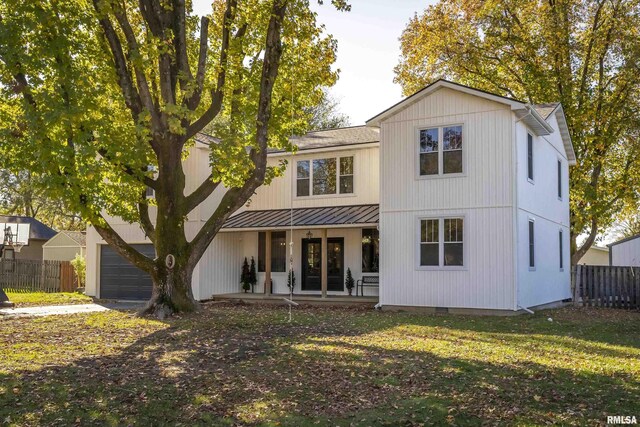 modern inspired farmhouse featuring a front lawn and covered porch