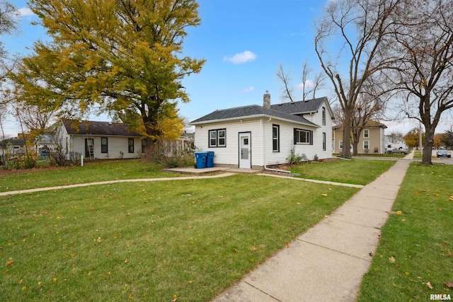 view of front of property featuring a front lawn