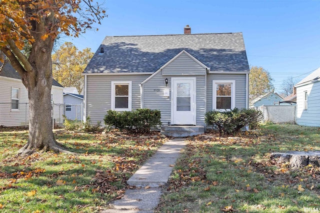 bungalow-style house featuring a front lawn