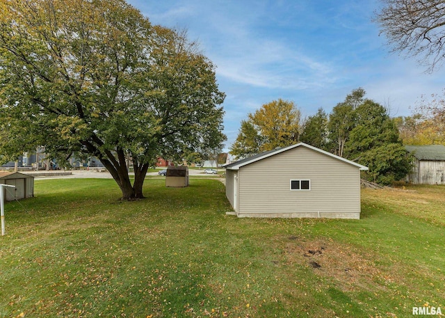 view of yard featuring an outdoor structure