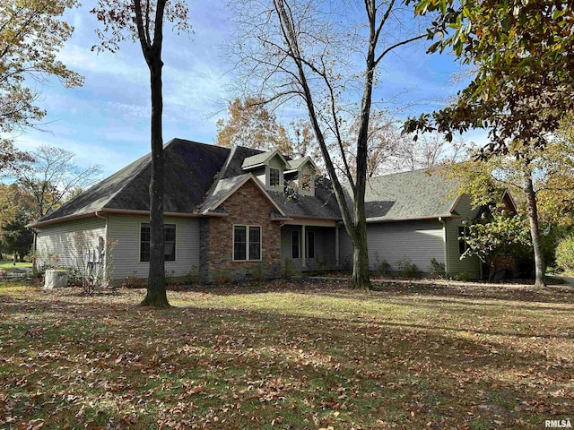 view of front facade with a front yard