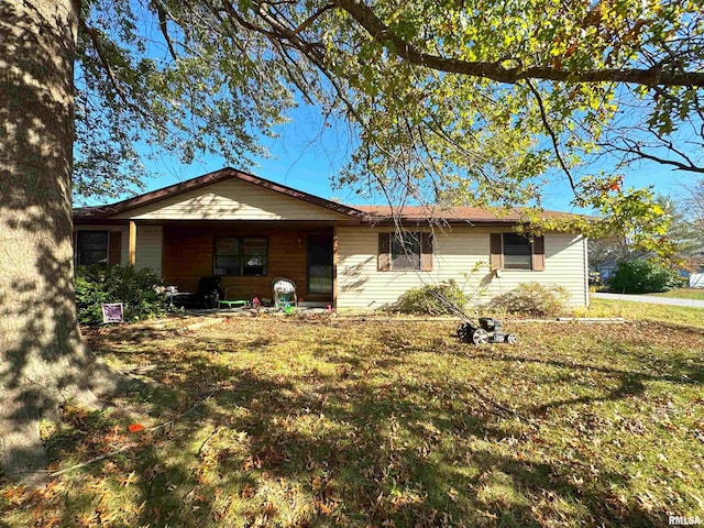 ranch-style house featuring a front yard