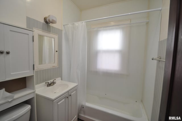 1815 Belle Ave, Davenport, IA 52803 - full bath with vanity, toilet, and shower / bath combo with shower curtain