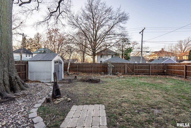 view of yard with a storage unit