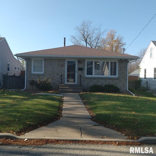 view of front of house featuring a front lawn