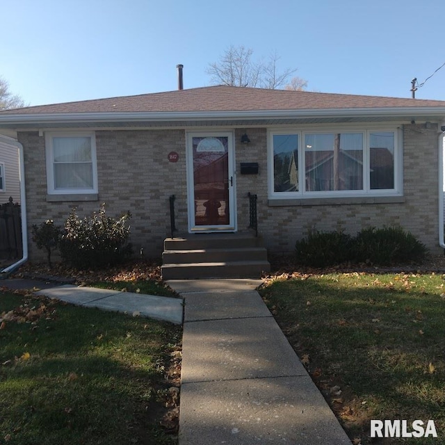 view of front facade with a front lawn