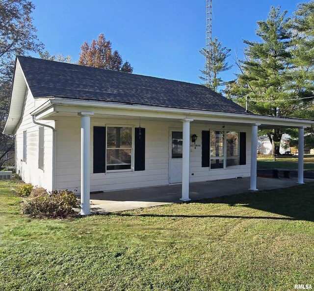 view of front facade featuring a front yard