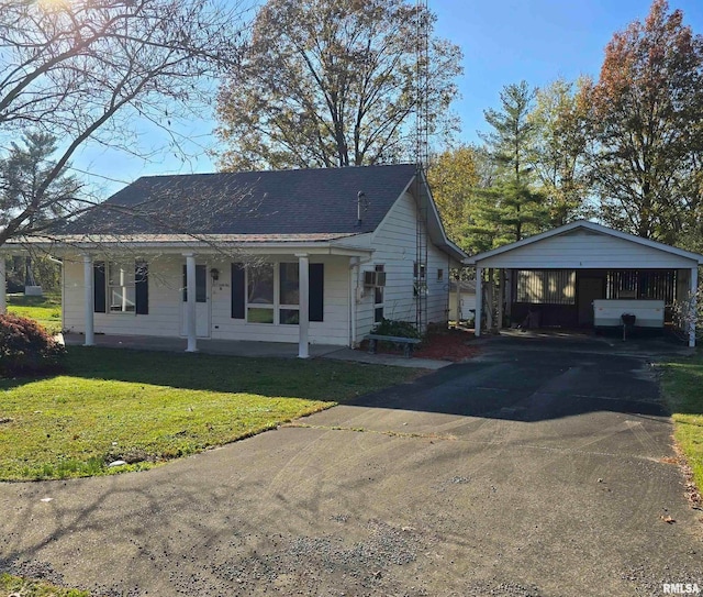 view of front of home featuring a front yard and a carport