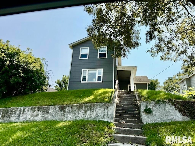 view of front of house with a front yard